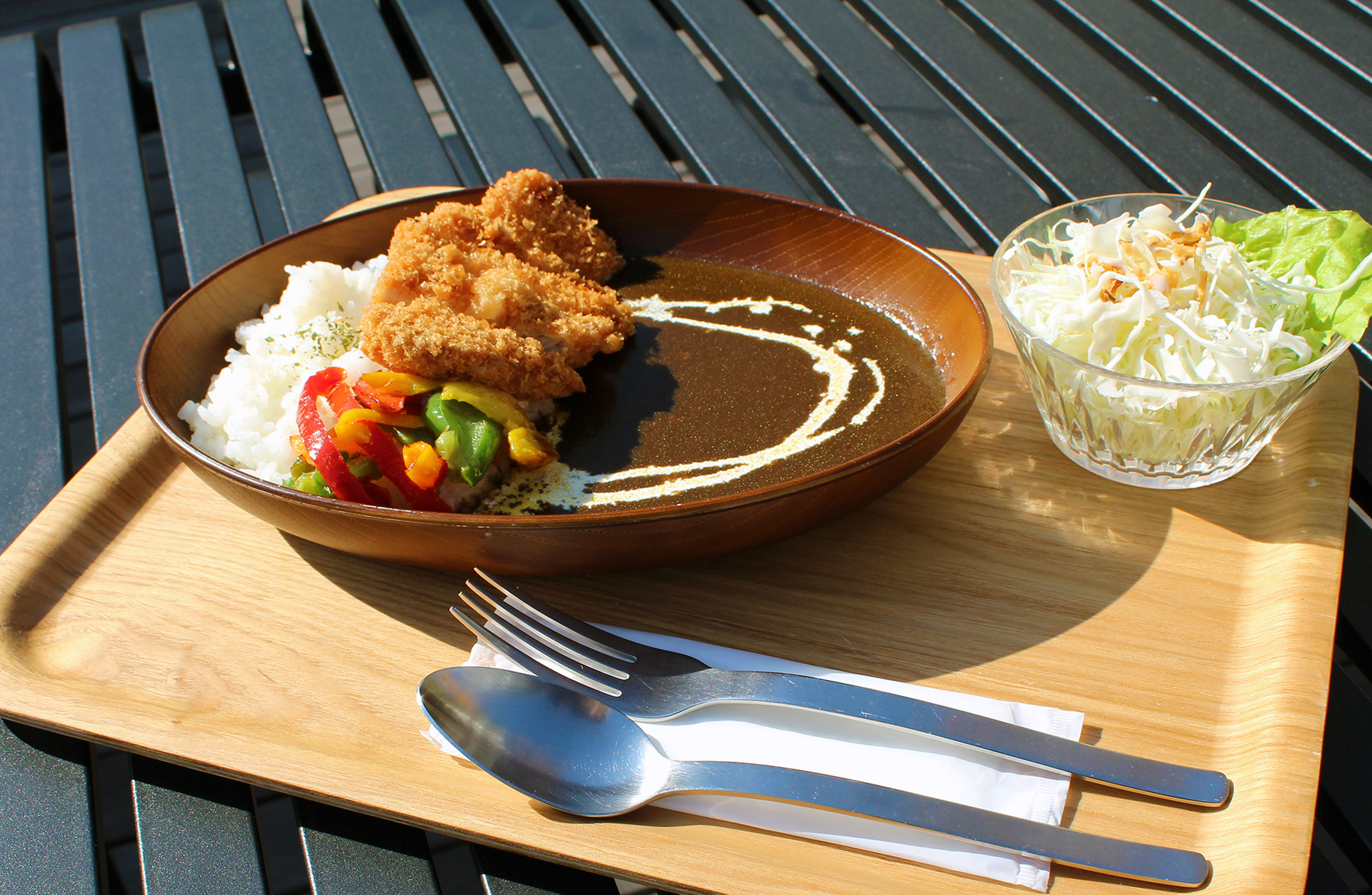 カツを添えたカレーの盛り付け